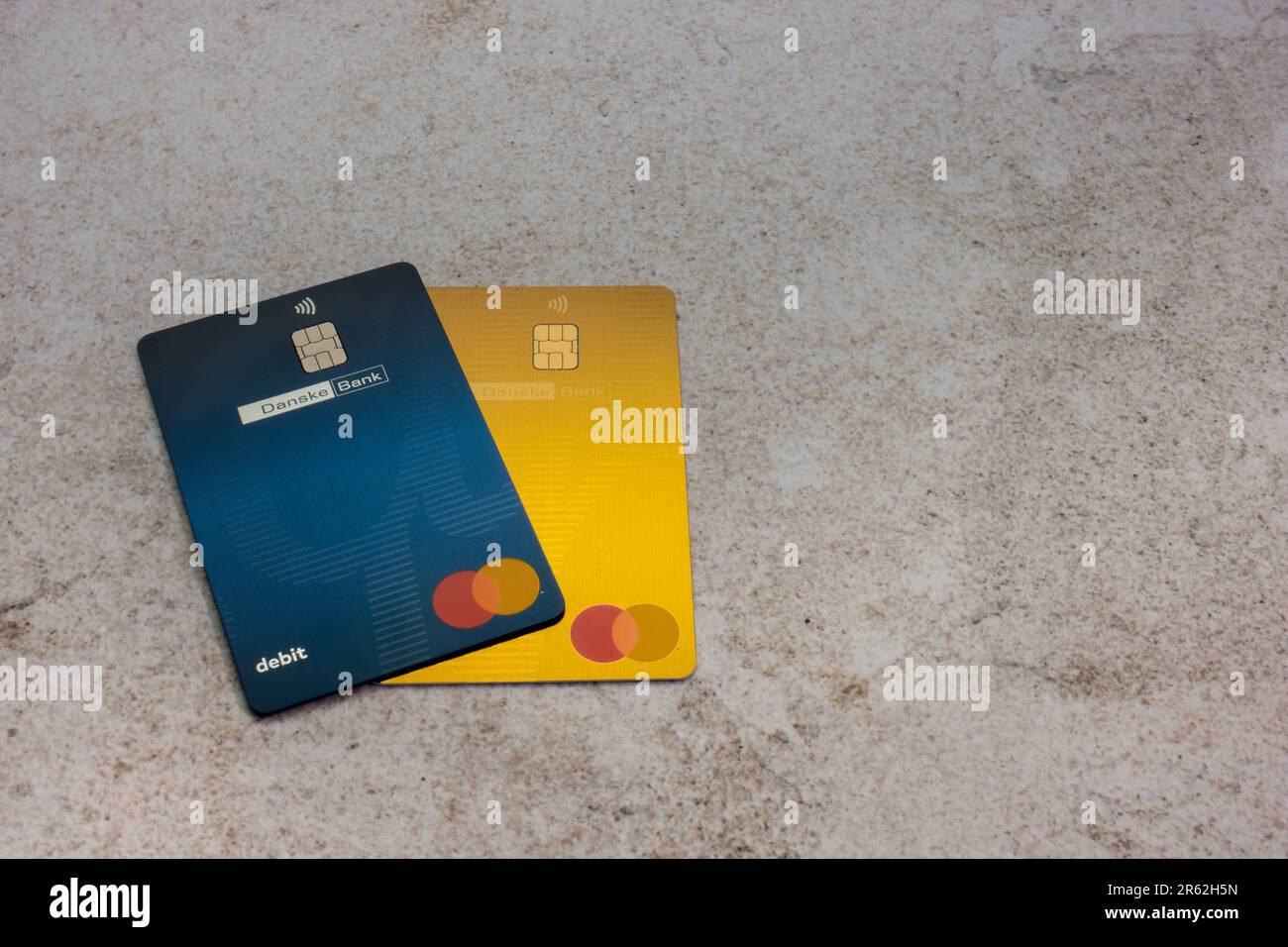 Stockholm, Schweden - 28. Mai 2023: Blaue und goldene Debit- und Kreditkarte der Danske Bank mit Marmorsteinhintergrund Stockfoto
