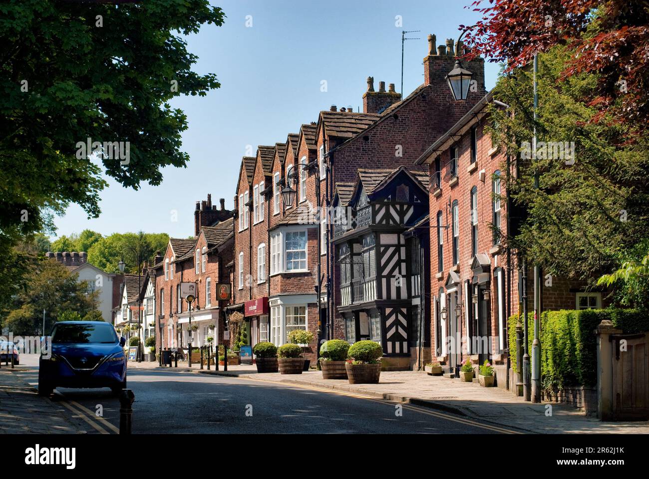 Ein klassischer Blick auf Prestbury Village, Cheshire, mit dem Tudor Priests House. Stockfoto