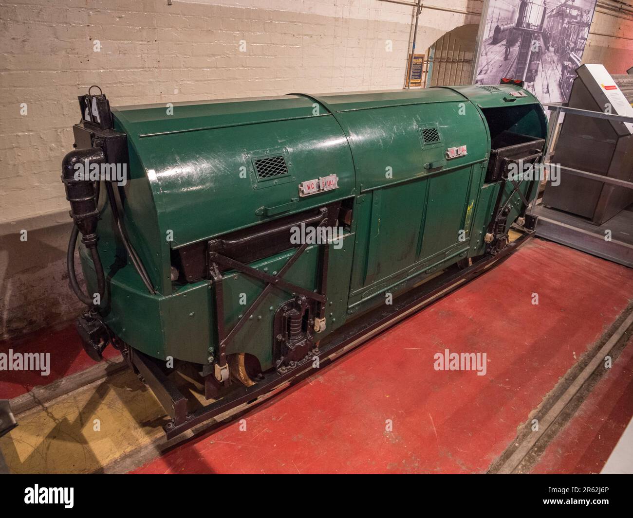 Ein 1927er-Eisenbahnwagen, der zur Beförderung von Postsendungen im Mail Rail Museum in London verwendet wurde. Stockfoto
