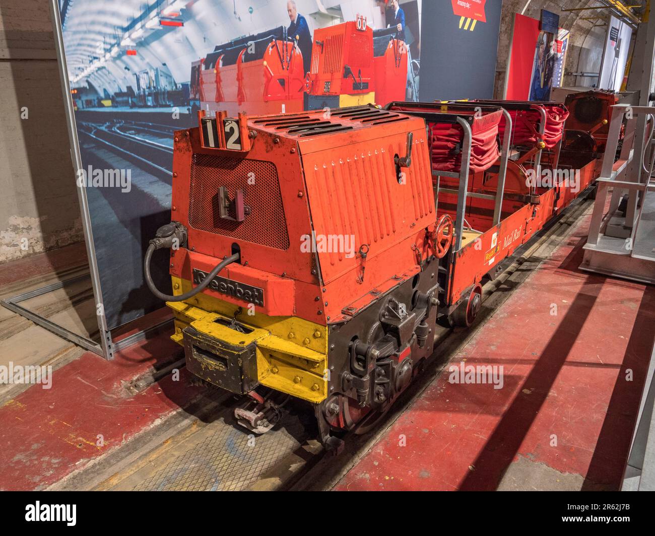 Ein 1980er-Jahre-Waggon wurde für den Transport von Post im Mail Rail Museum in London verwendet. Stockfoto