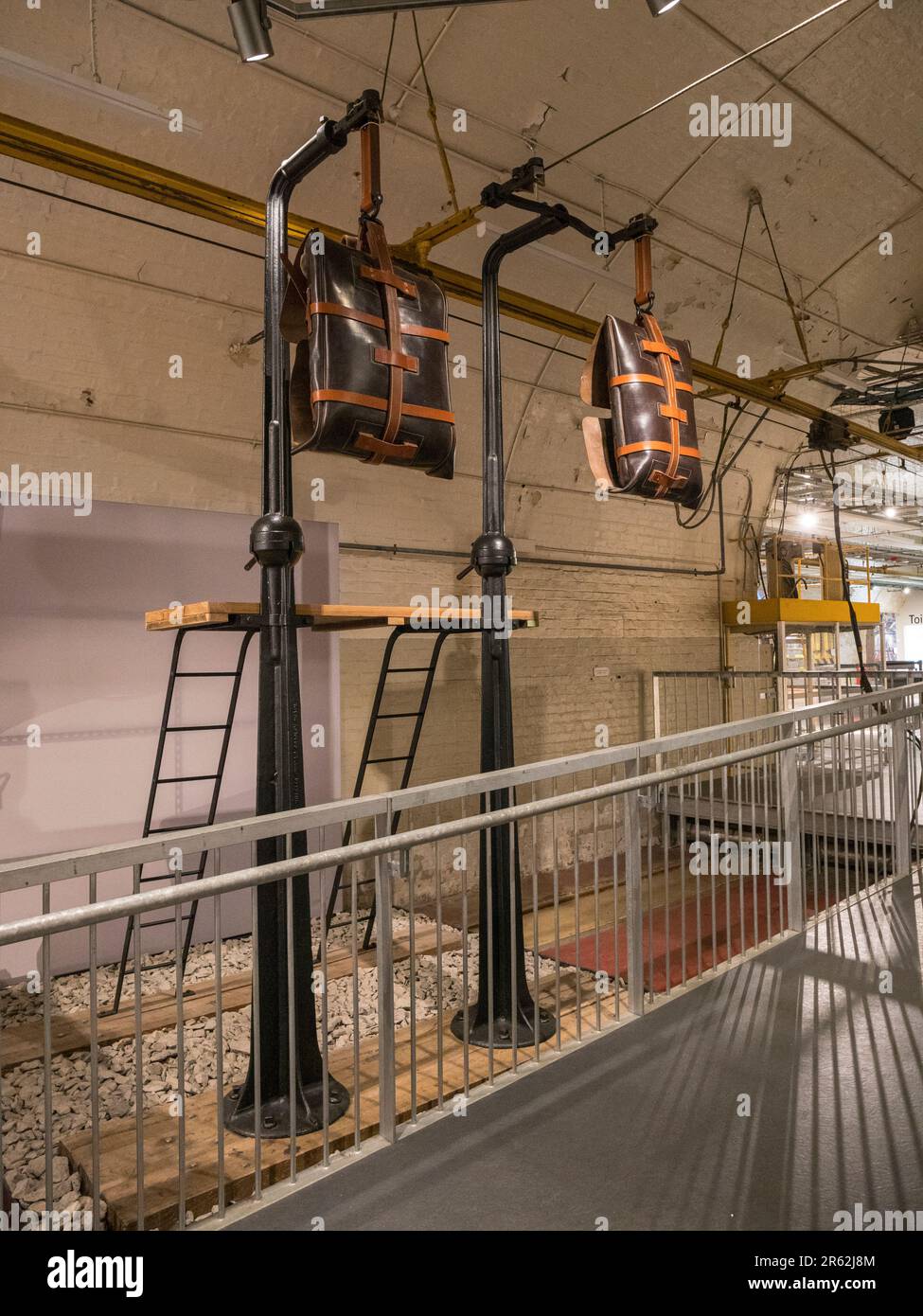 Ein Postbeutel-Wechselgerät ist im Mail Rail Museum in London ausgestellt. Stockfoto