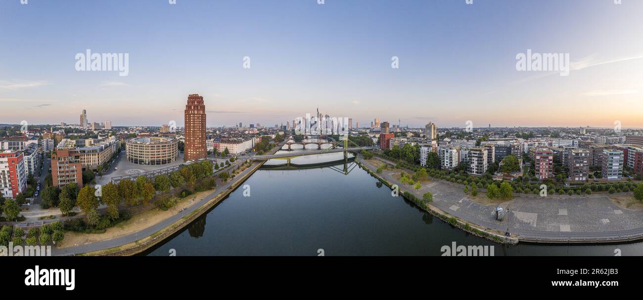 Panoramafilm der Frankfurter Skyline in der Morgenzeit Stockfoto