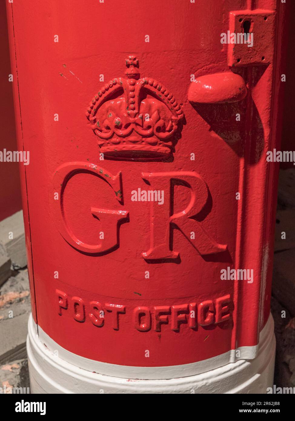 Ein rotes Säulenfach von George V (1927-1935), ausgestellt im Postal Museum in London, Großbritannien. Stockfoto