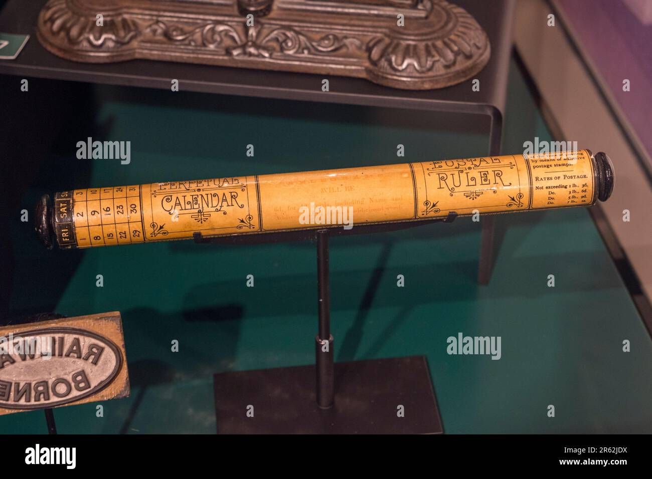 Ein Postvorsteher aus dem Jahr 1885 gab hilfreiche Informationen über Postdienste, die im Postal Museum in London, Großbritannien, ausgestellt waren. Stockfoto