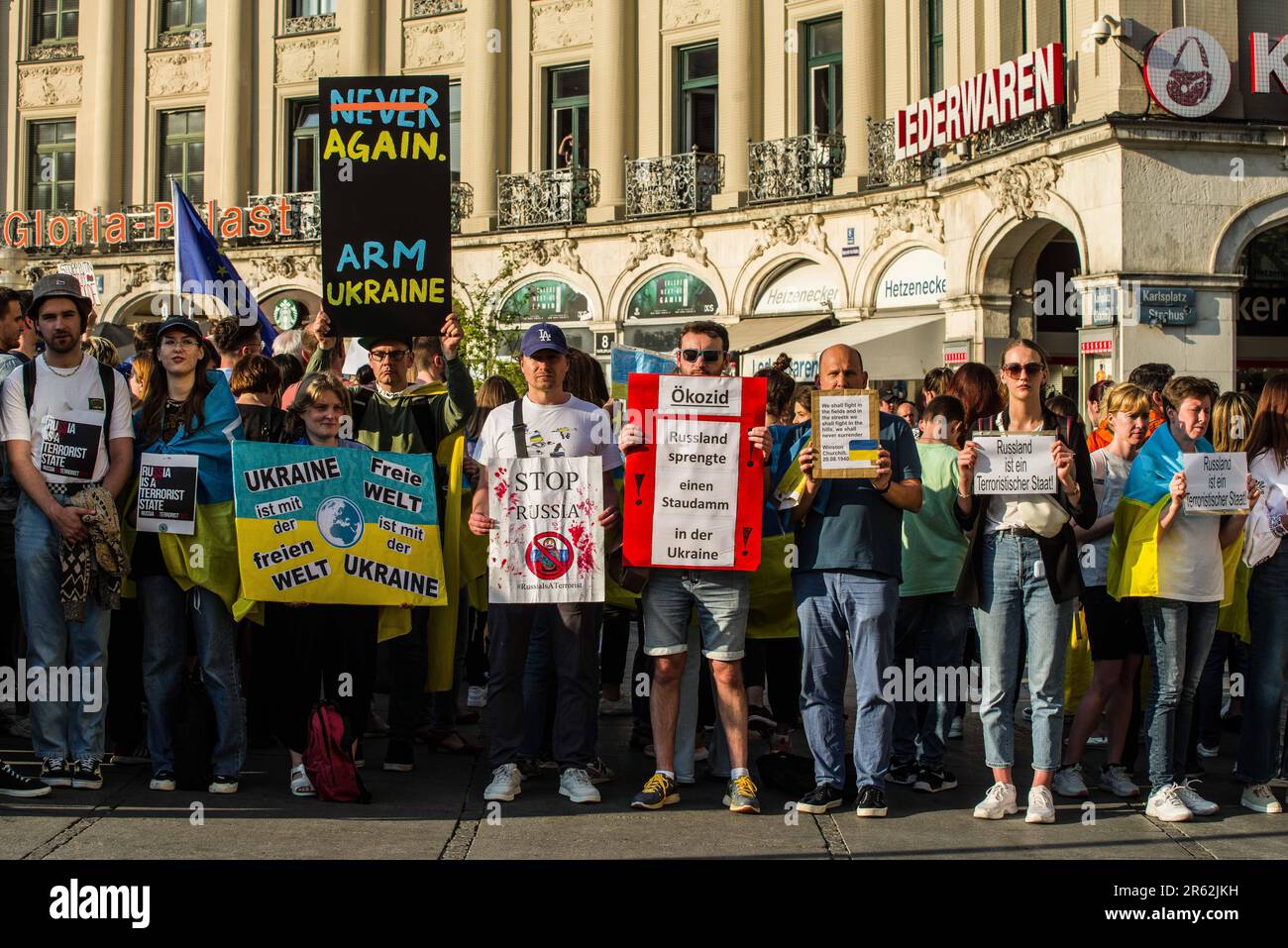 6. Juni 2023, München, Bayern, Deutschland: Als Reaktion auf die schockierende Nachricht über den Bruch des Kakhovka-Staudamms in der Ukraine organisierten Deutsche und Ukrainer in München eine Notfallversammlung, um gegen den potenziellen Ökozid und das Kriegsverbrechen von Ruissa zu protestieren. Experten haben in den Wochen vor dem Bruch erklärt, dass die Schleusen geschlossen wurden, was dazu führte, dass der Wasserstand mit 17,5m gefährlich hoch wurde und nicht nur einen Bruch riskierte, sondern auch die Zerstörung maximierte. Die mögliche Sabotage des Dammes wird als ein Zeichen dafür gesehen, dass Russland fast sicher ist, dass es nicht in der Lage sein wird, Charkiv und die Krim und die Krim festzuhalten Stockfoto