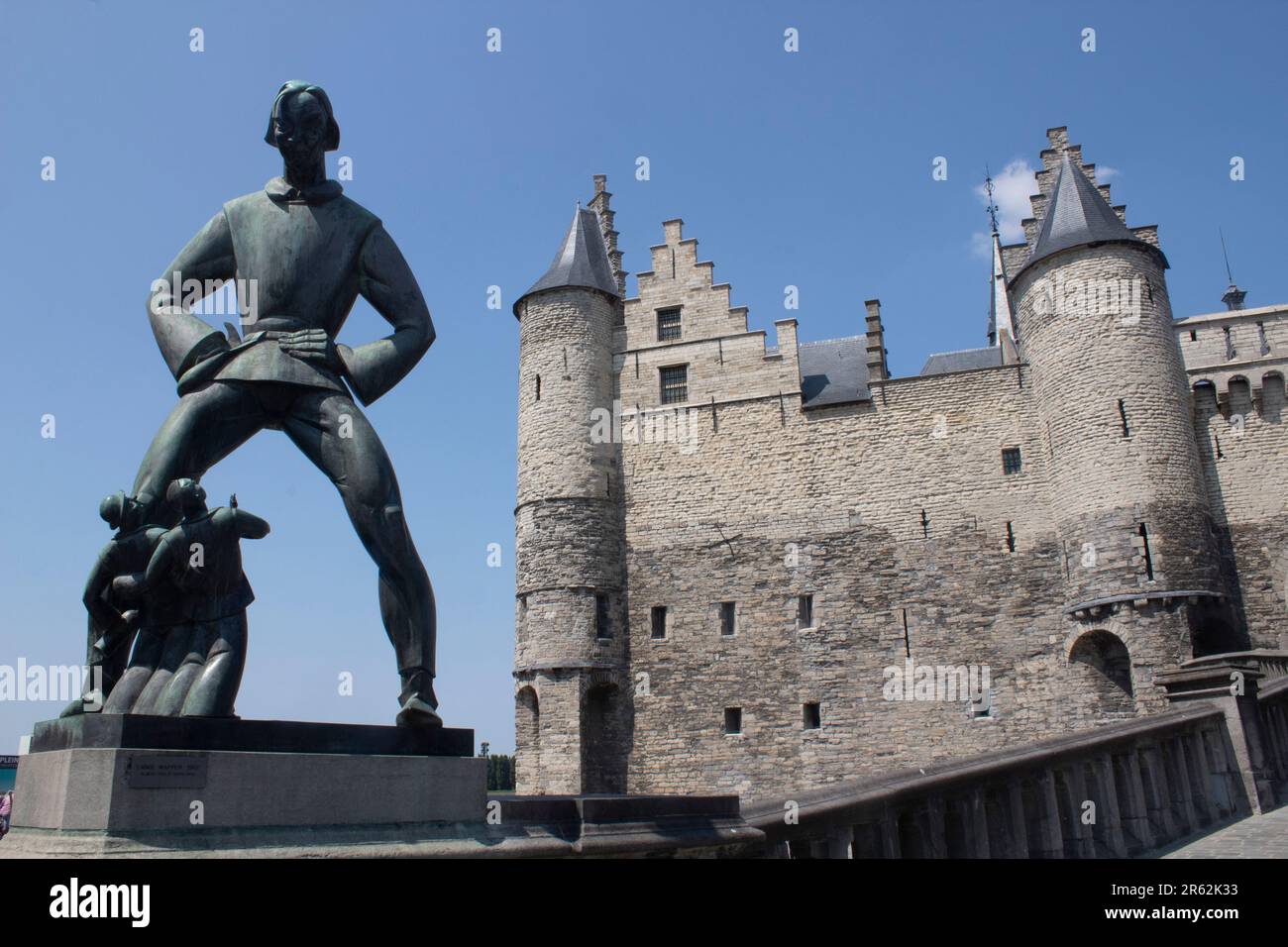 Statue des riesigen lange Wapper am Eingang zu Het Steen, Heimat des Tourismusbüros Visit Antwerpen, Antwerpen Belgien Stockfoto