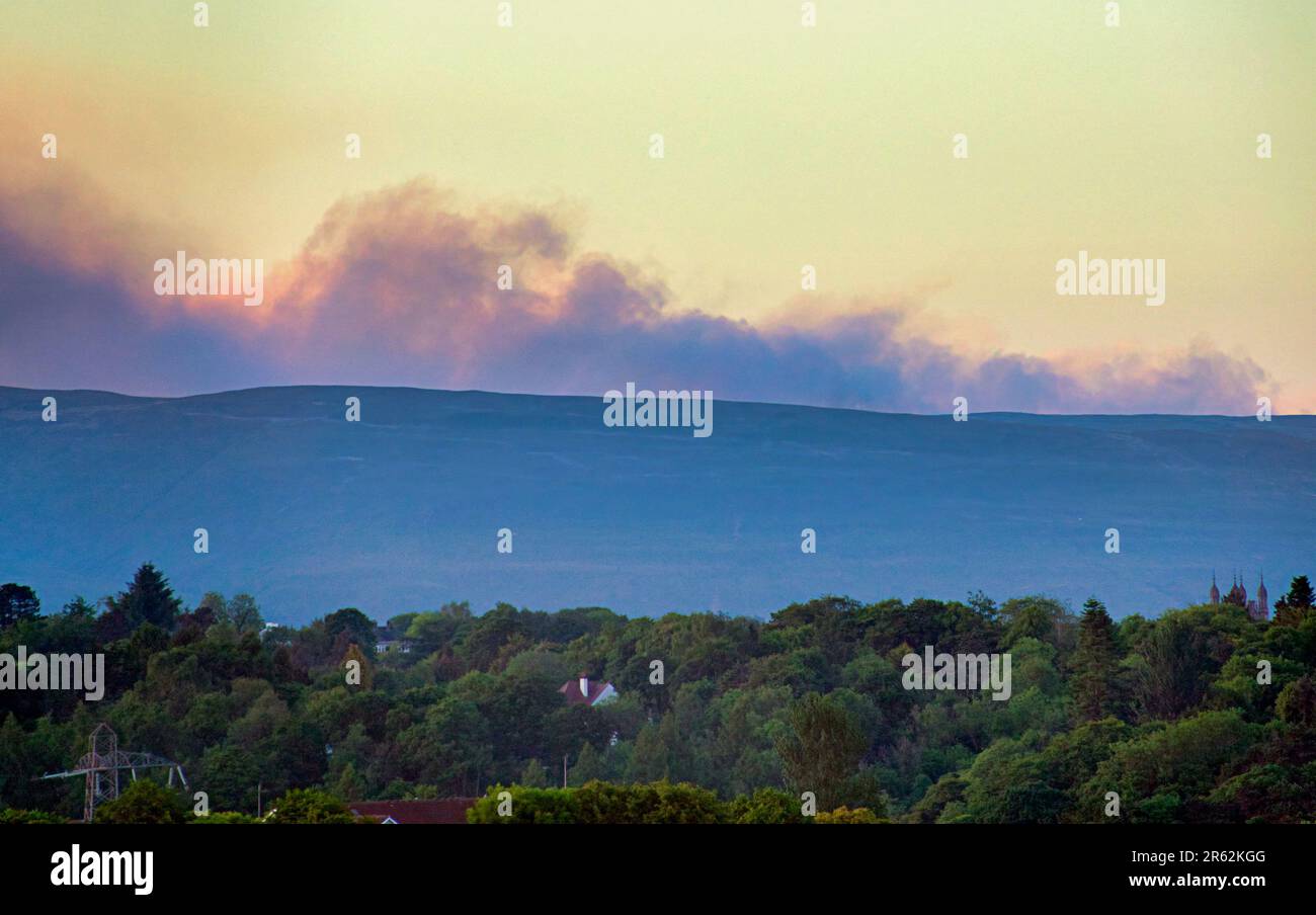 Glasgow, Schottland, Vereinigtes Königreich, 6. Juni 2023. Das Lauffeuer in den Campsie Fell Hügeln im Norden der Stadt ist von überall in der Stadt zu sehen. Vier Stunden später wird der Himmel durch Rauch sogar bei Sonnenuntergang bewölkt. Credit Gerard Ferry/Alamy Live News Stockfoto