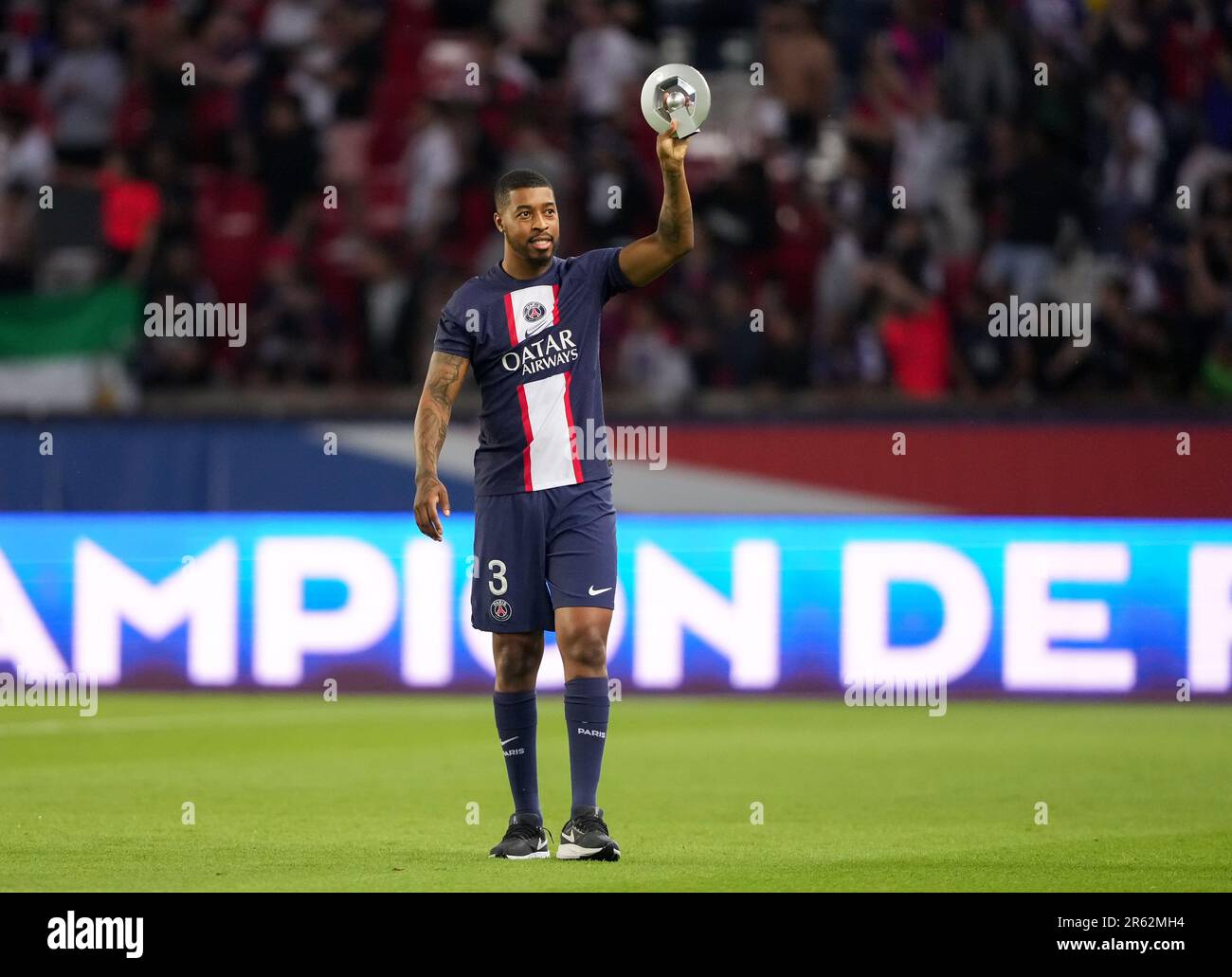 Presnel Kimpembe von PSG mit einer Trophäe für die Ligue-Gewinner nach der Feier, den Ligue 1-Titel 22/23 während des Spiels Ligue 1 zwischen Paris gewonnen zu haben Stockfoto