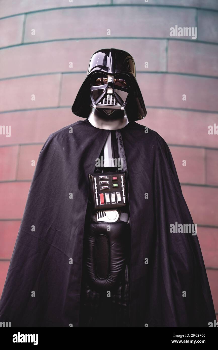 HARROGATE, GROSSBRITANNIEN - 3. JUNI 2023. Das Porträt eines Cosplayer, der als Star Wars Sith Lord Darth Vader bei einer britischen Comic Con verkleidet ist Stockfoto