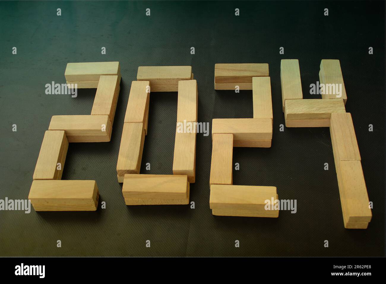 Gute Idee Für Das Neue Jahr 2024. Übergang vom 2023- zum Neujahrskonzept 2024 mit Text auf Holzblöcken. Kreatives Konzept. Stockfoto