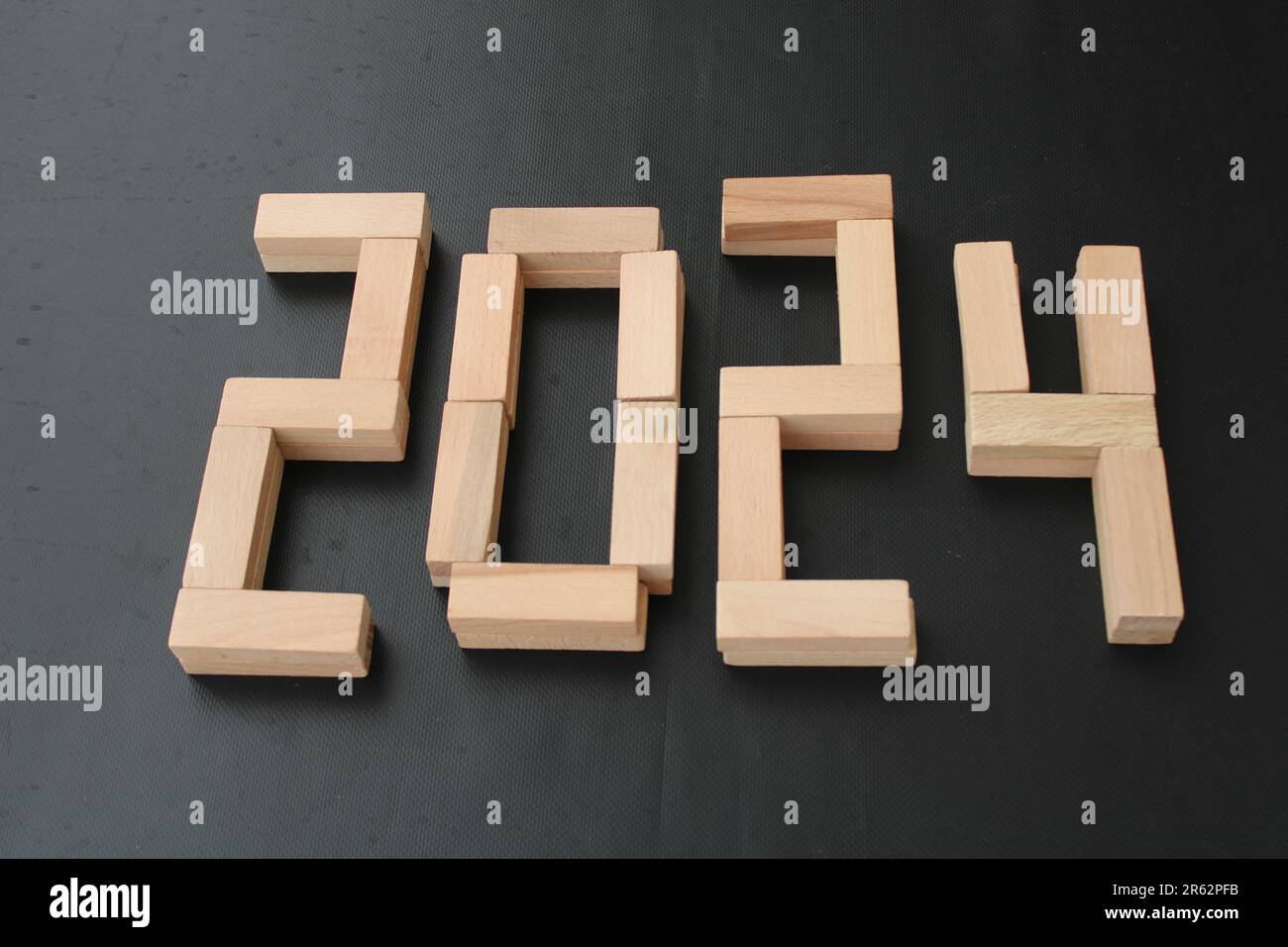 Gute Idee Für Das Neue Jahr 2024. Übergang vom 2023- zum Neujahrskonzept 2024 mit Text auf Holzblöcken. Kreatives Konzept. Stockfoto