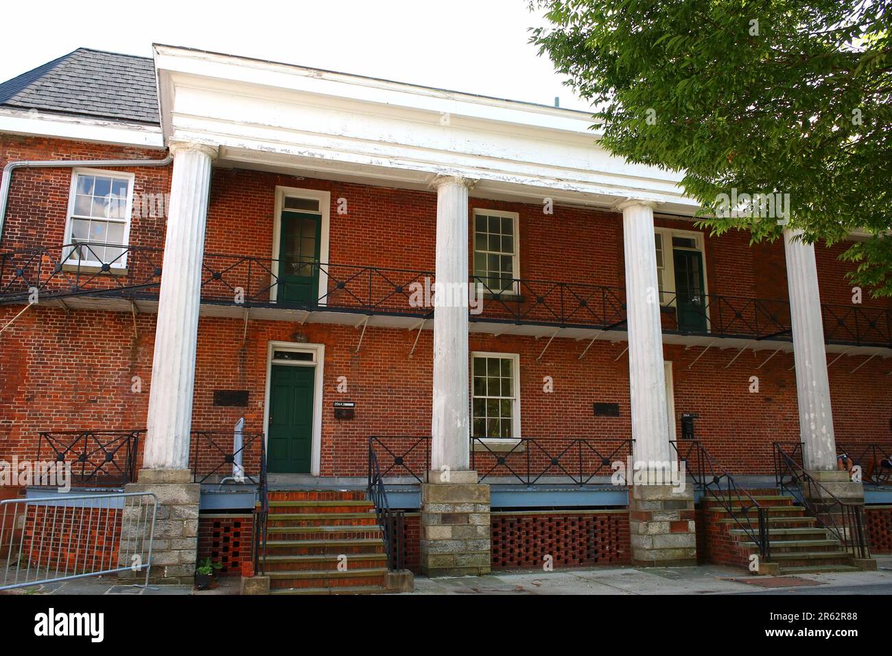 Innenhof der Baracken von Fort Jay auf Governors Island am 4. August 2019 in Manhattan, New York, USA. (Foto: Wojciech Migda) Stockfoto