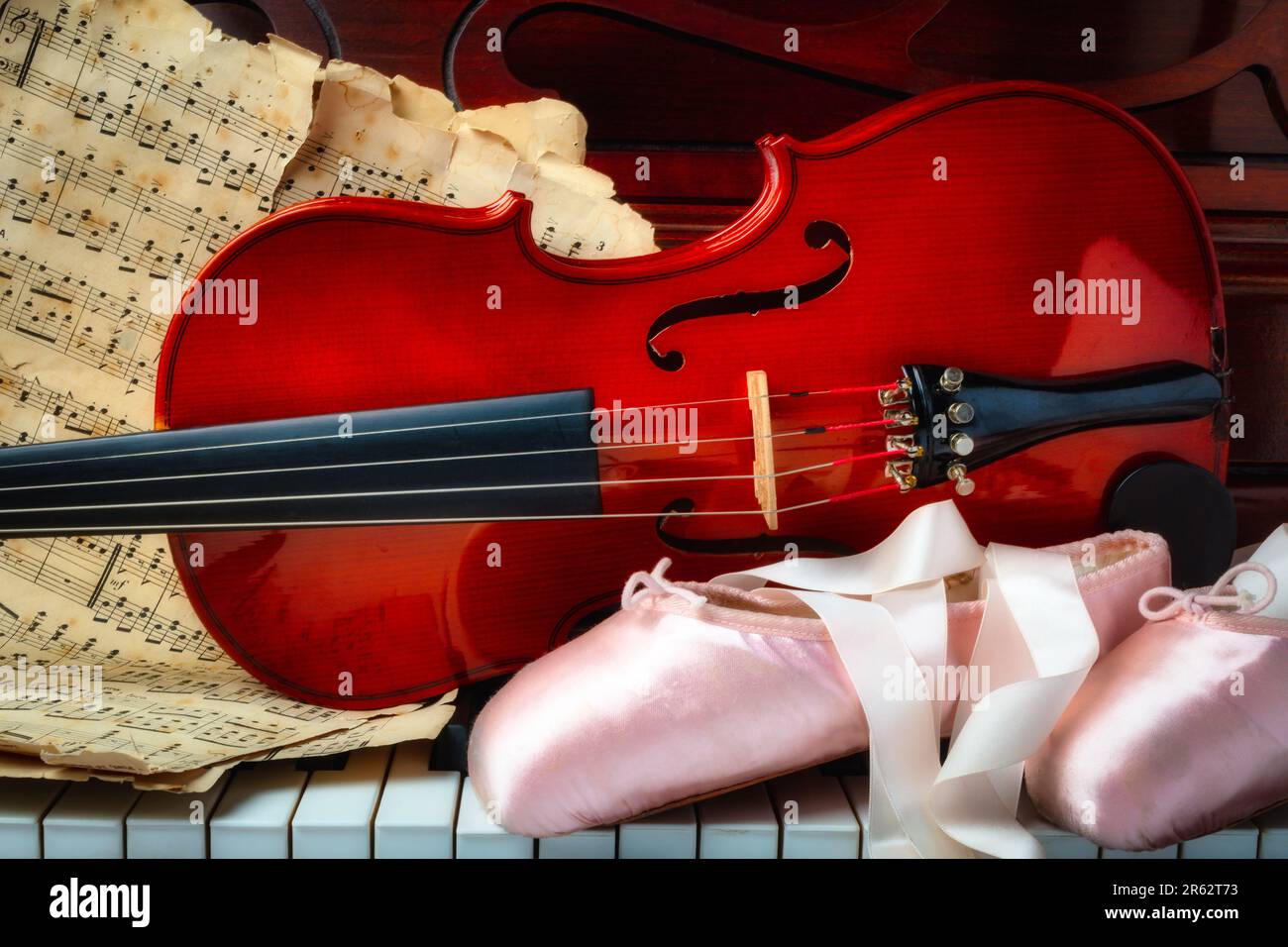 Violinen und pointe Hausschuhe und Notenblätter Stockfoto