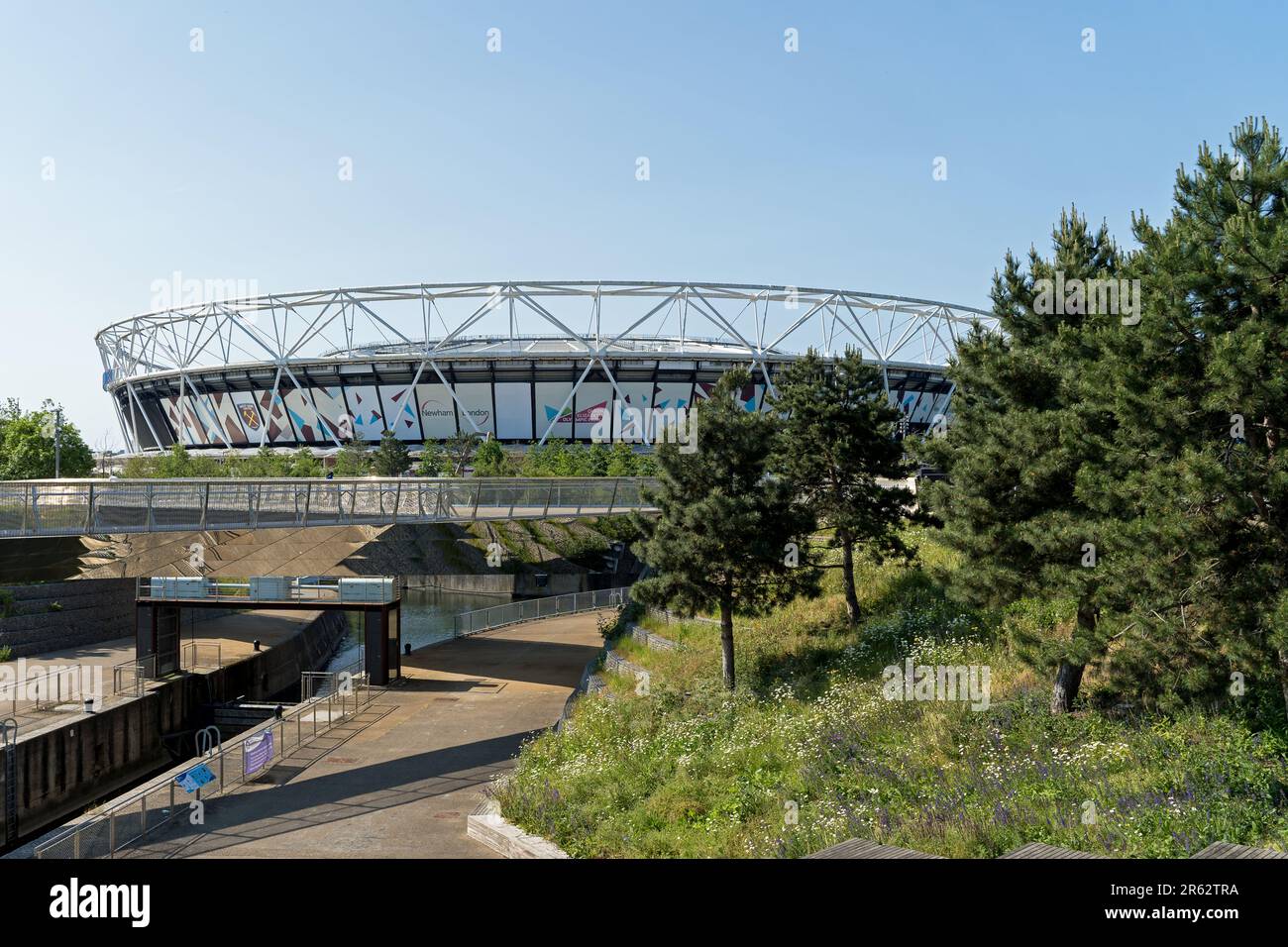 Queen Elizabeth Olympic Park an einem sonnigen Tag mit dem West Hams London Stadium in der Ferne. London - 4. Juni 2023 Stockfoto