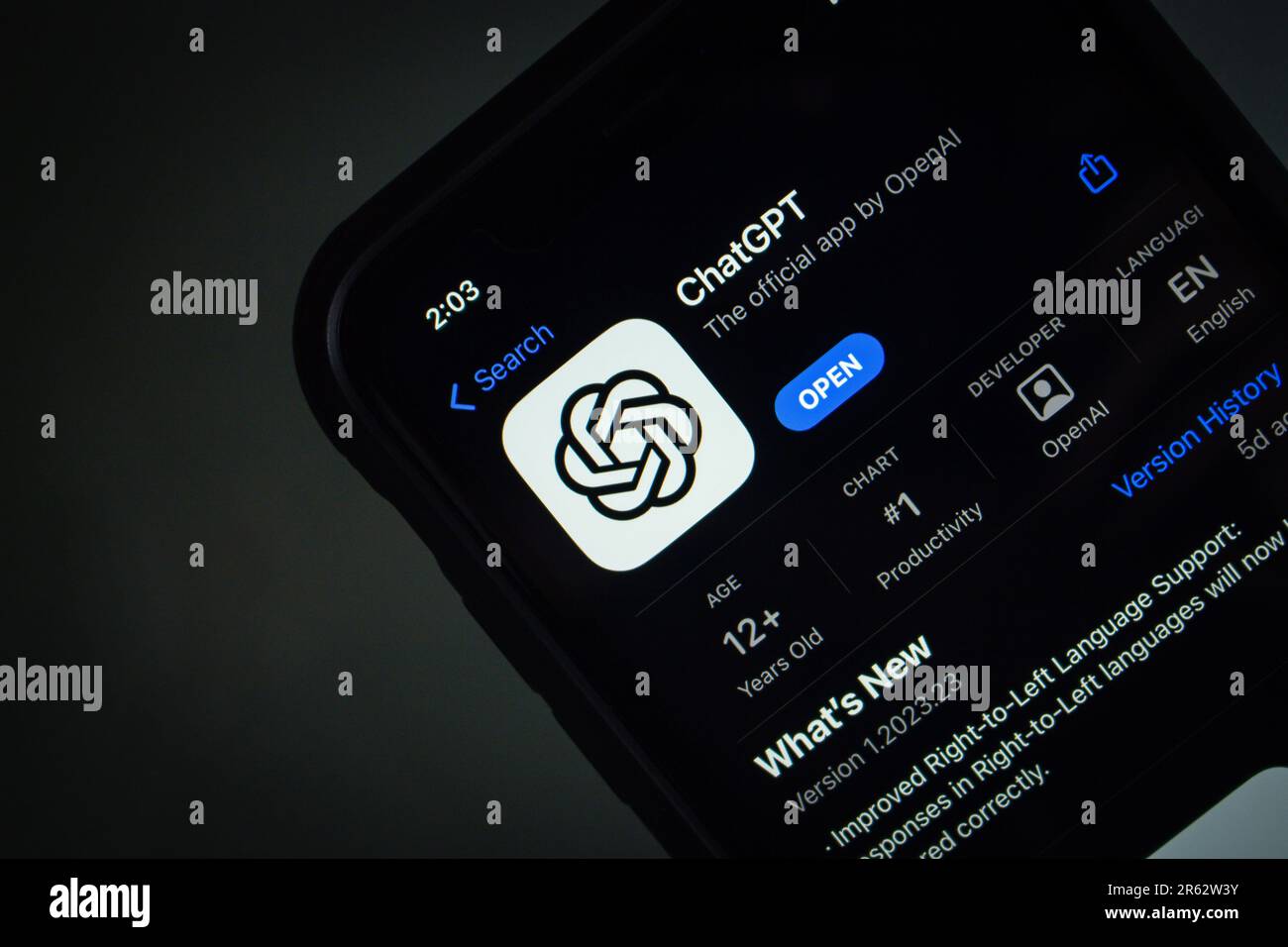 Die offizielle ChatGPT-App, die in einem App Store auf einem iPhone angezeigt wird. Im Mai 2023 gab OpenAI die Veröffentlichung einer offiziellen mobilen ChatGPT-App bekannt Stockfoto
