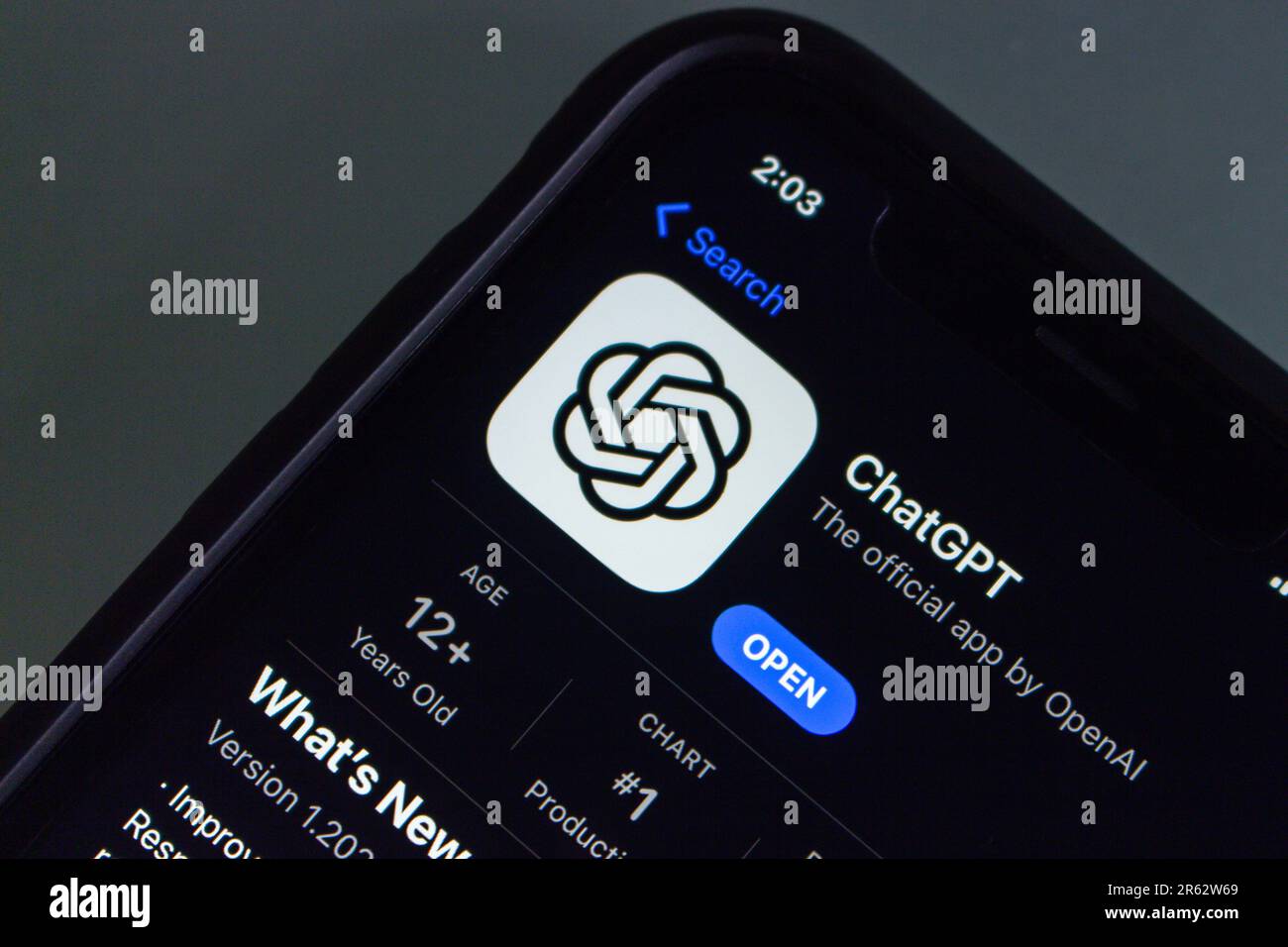 Die offizielle ChatGPT-App, die in einem App Store auf einem iPhone angezeigt wird. Im Mai 2023 gab OpenAI die Veröffentlichung einer offiziellen mobilen ChatGPT-App bekannt Stockfoto