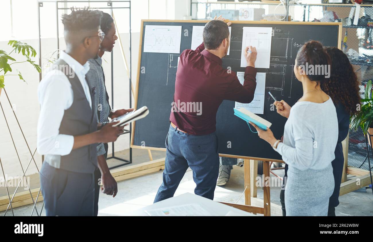 So beseitigen Sie die Bedrohung für unseren Erfolg. Eine Gruppe von Geschäftsleuten, die Statistiken diskutieren. Stockfoto