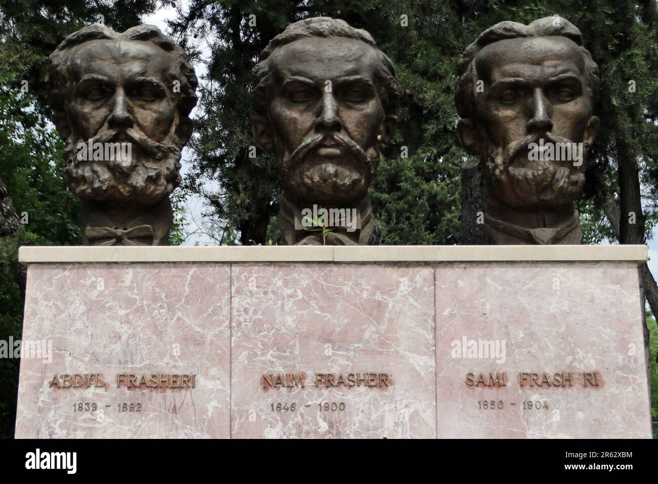 Im Grand Park von Tirana Denkmal für die Brüder Naim, Abdyl und Sami Frasheri, die an der Liga der Prizren (1878) teilnahmen, an der Aktionen zur Unabhängigkeit Albaniens vom Osmanischen Reich beteiligt waren. Abdyl Dume Frashëri, Naim Frashëri und Sami Frashëri Stockfoto