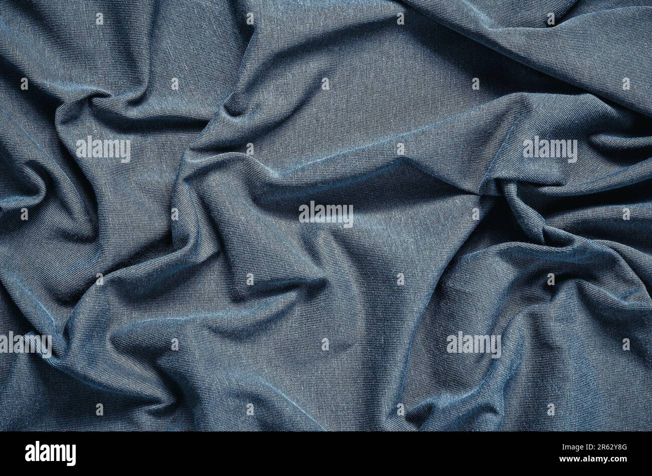 Blauen faltigen Stoff Textur. Nahaufnahme von weichen Baumwolltuch werden als Hintergrund verwendet. Stockfoto