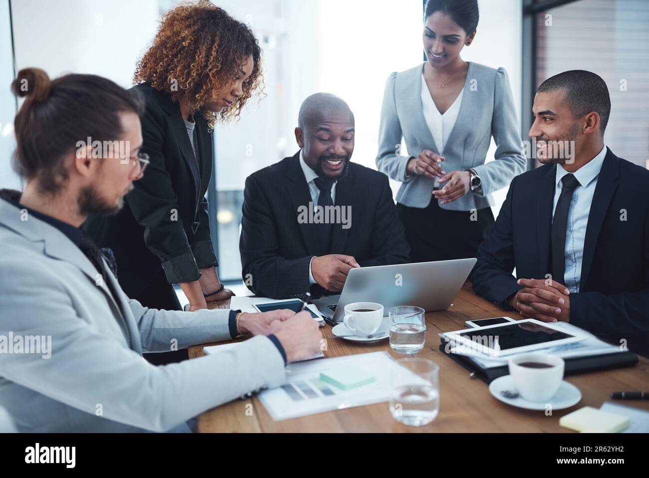 Wir brauchen nur noch ein paar Likes. Eine Gruppe von Geschäftsleuten, die über etwas auf einem Laptop diskutieren. Stockfoto