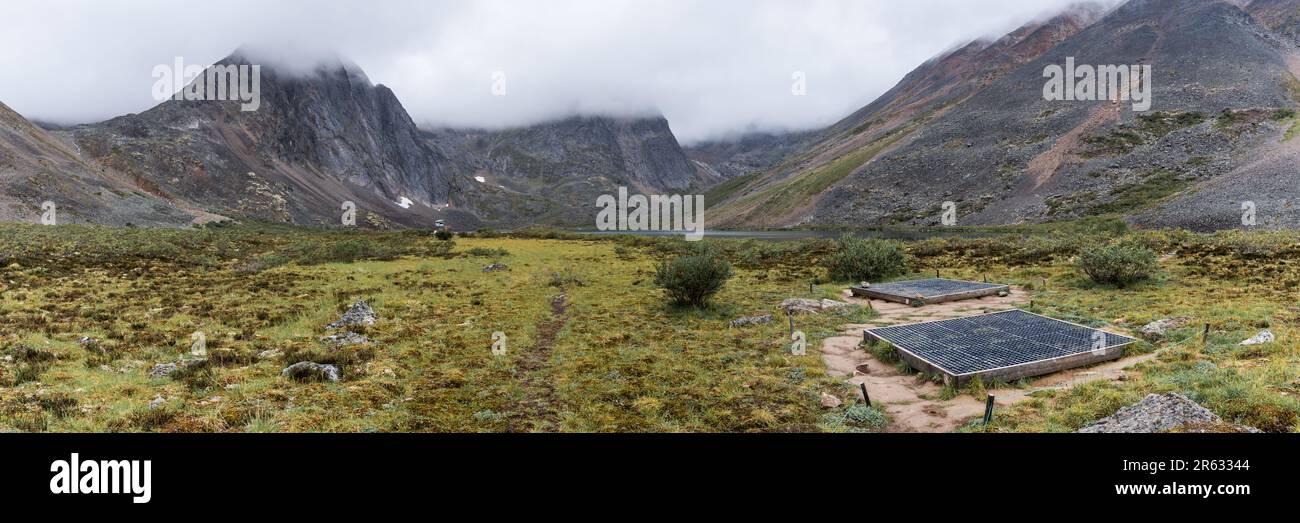 Im Spätsommer am Grizzly Lake bietet der Campingplatz im Tombstone Territorial Park eine unglaubliche Aussicht auf das Hinterland mit Campingplätzen und Wildnis Stockfoto