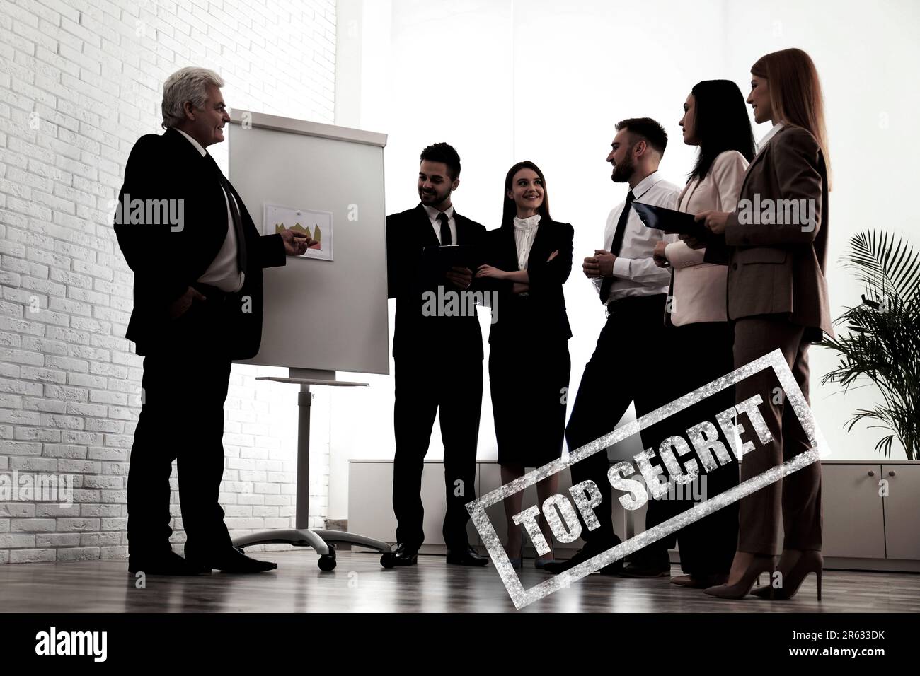 Geheime Informationen. Stempel Top Secret auf dem Foto von Leuten im Amt Stockfoto