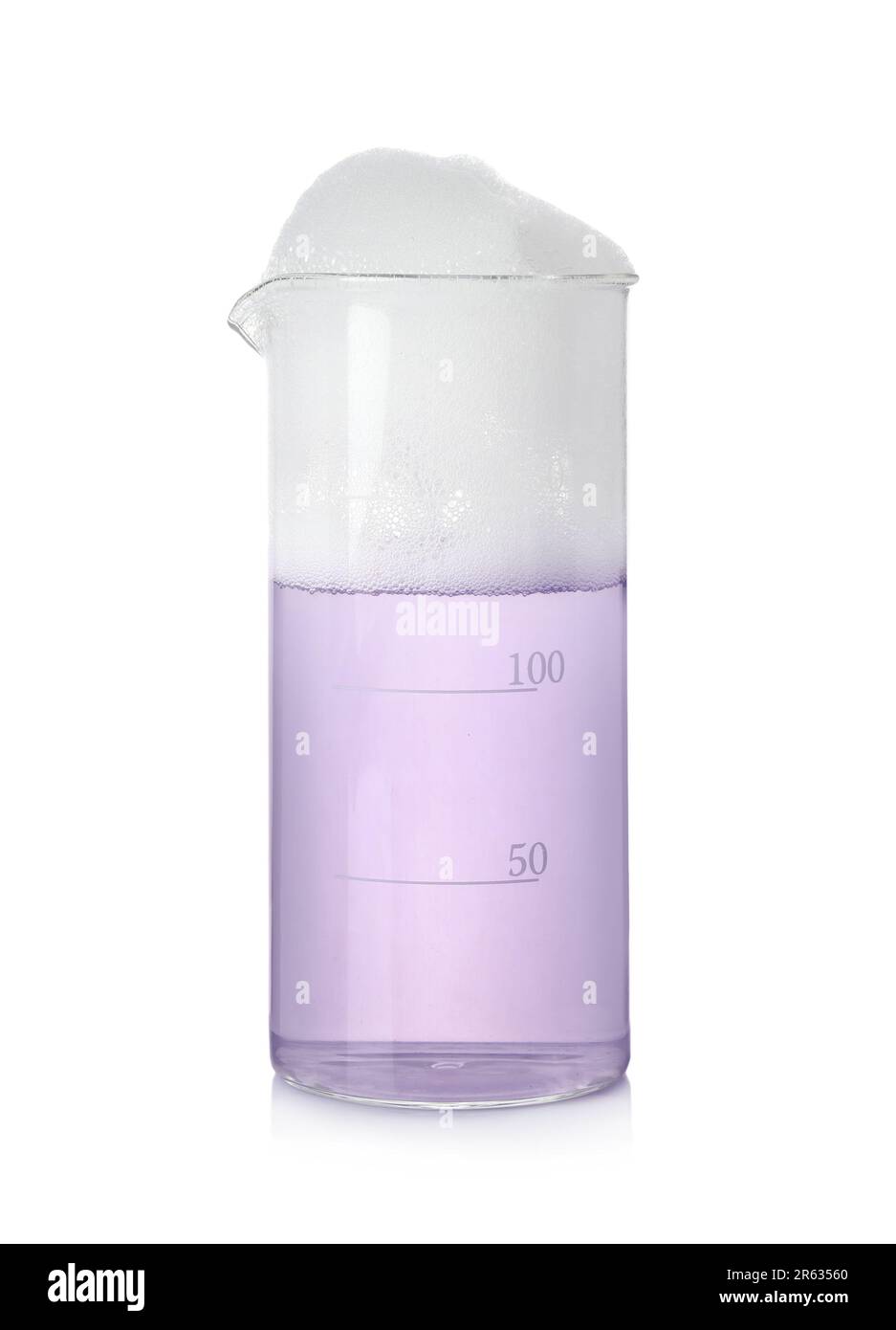 Laborbecher mit farbiger Flüssigkeit, isoliert auf weiß. Chemische Reaktion Stockfoto