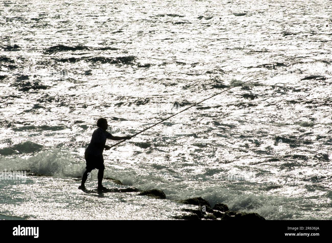 Surfangeln von der Küste der Insel Zypern im Mittelmeer. Stockfoto