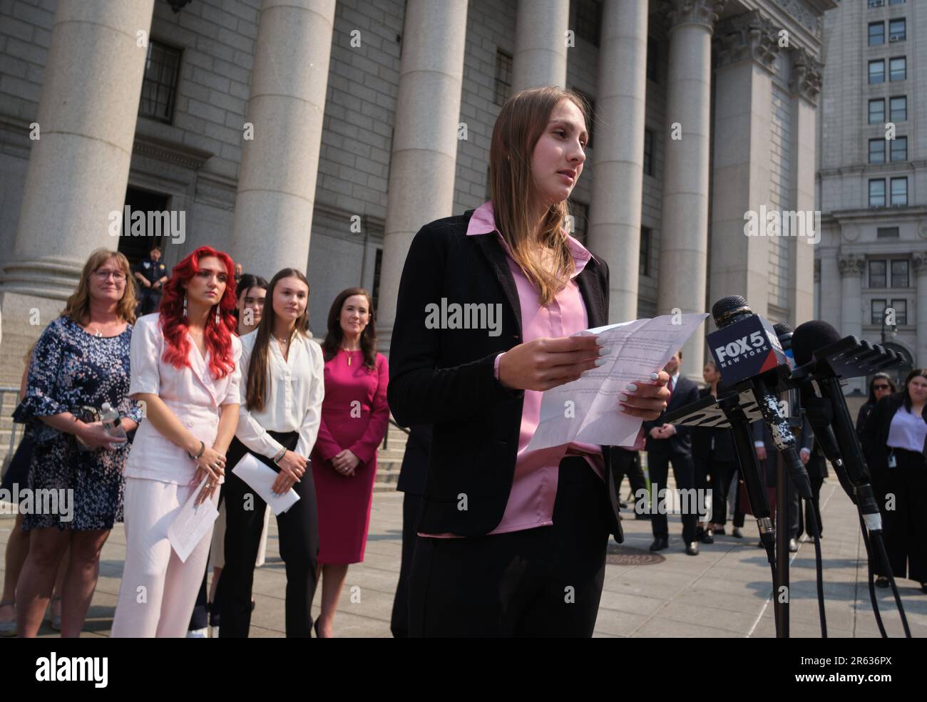 New York, New York, USA. 6. Juni 2023. Chelsea Mitchell, weibliche High-School-Sportlerin in Connecticut, spricht vor dem Thurgood Marshall United States Courthouse, nachdem sie das Schulsystem von Connecticut verklagt hat, weil es Transgender-Frauen erlaubt hat, gegen biologische Frauen in der Elite-Sportart anzutreten. (Kreditbild: © Edna Leshowitz/ZUMA Press Wire) NUR REDAKTIONELLE VERWENDUNG! Nicht für den kommerziellen GEBRAUCH! Stockfoto