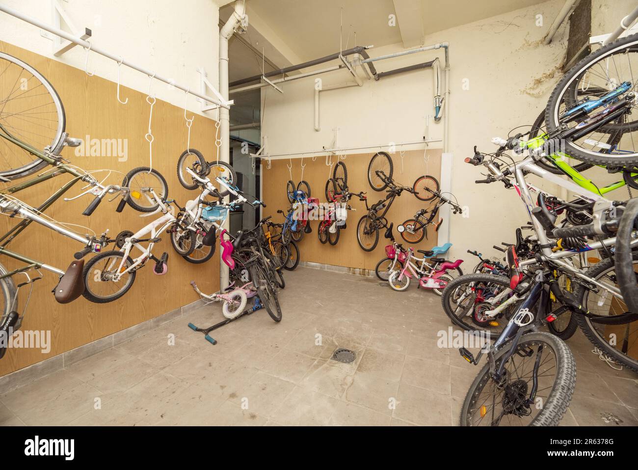 Öffentliche Bereiche eines Gebäudes, die für die Lagerung von Fahrrädern vorgesehen sind Stockfoto
