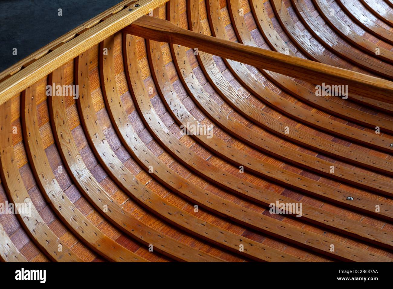 Nahaufnahme des Innenraums eines hölzernen Kanus in der Nähe der mittleren Kurve Stockfoto