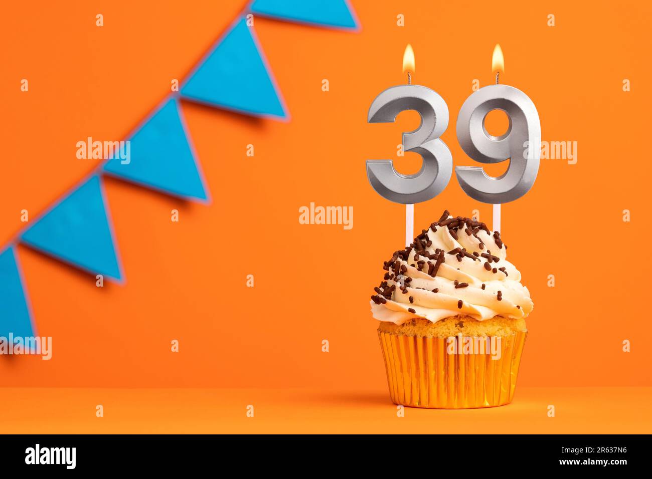 Kerze Nummer 39 - Kuchen zum Geburtstag auf orangefarbenem Hintergrund Stockfoto