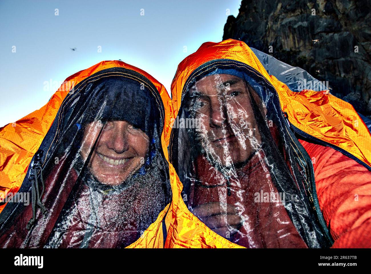 Kletterpaar im Bivouac unter dem Berg Stuart. Bundesstaat Washington. USA Stockfoto