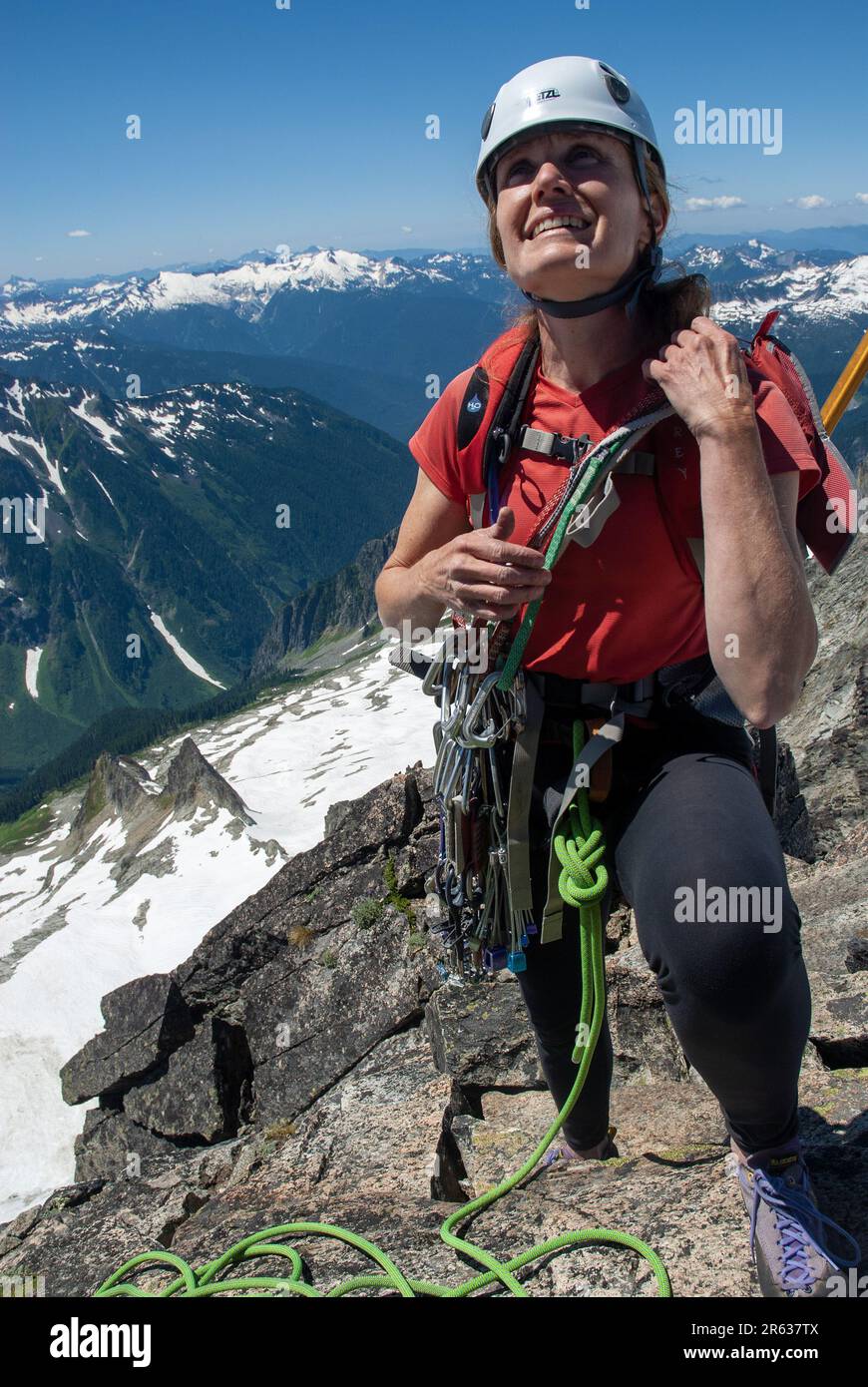 Weibliche Klettererin auf dem Verbotenen Gipfel. North Cascades, Washington. USA Stockfoto