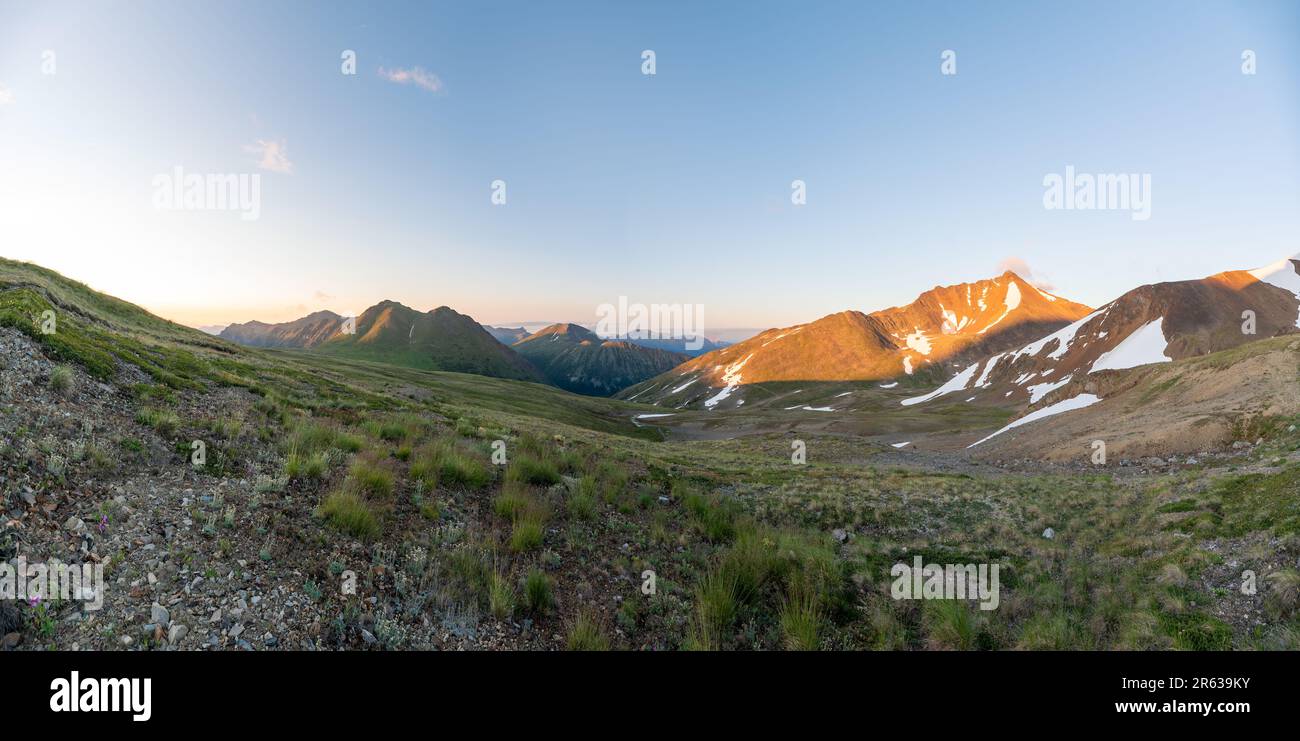 Panoramablick bei Sonnenuntergang über das Hinterland nahe Paddy Peak an der Grenze zu Alaska Canada im Sommer mit hellblauem Himmel, weite Wildnis Stockfoto