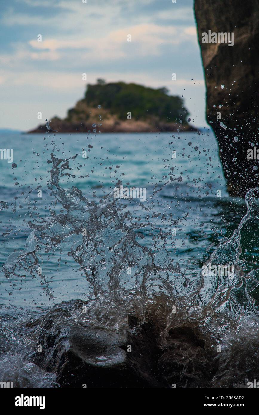 Das Platschen des Pazifischen Ozeans auf einem Felsen von Cathedral Cove Stockfoto