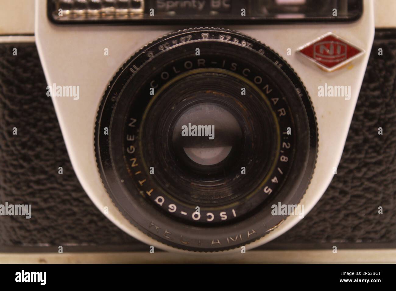 Eine sehr alte Schwarz-Weiß-Fotokamera auf weißem Hintergrund. Stockfoto