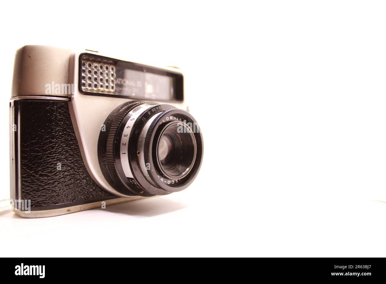 Eine sehr alte Schwarz-Weiß-Fotokamera auf weißem Hintergrund. Stockfoto