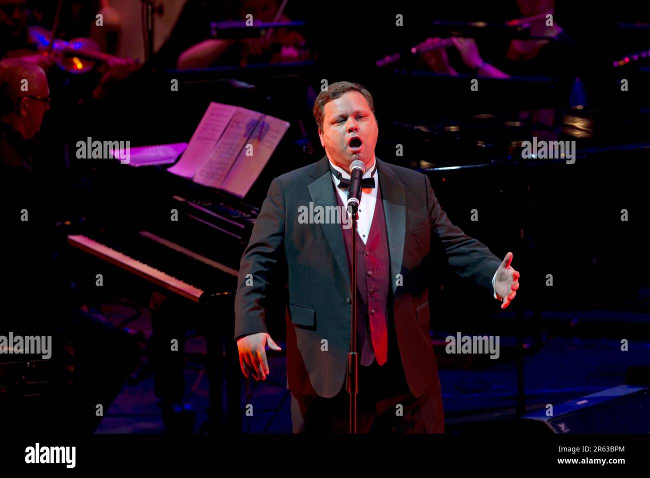 Paul Potts, der im Spendenkonzert auftaucht, zu Christchurch With Love, Bruce Mason Centre, Auckland, Neuseeland, Samstag, 02. April 2011. Stockfoto