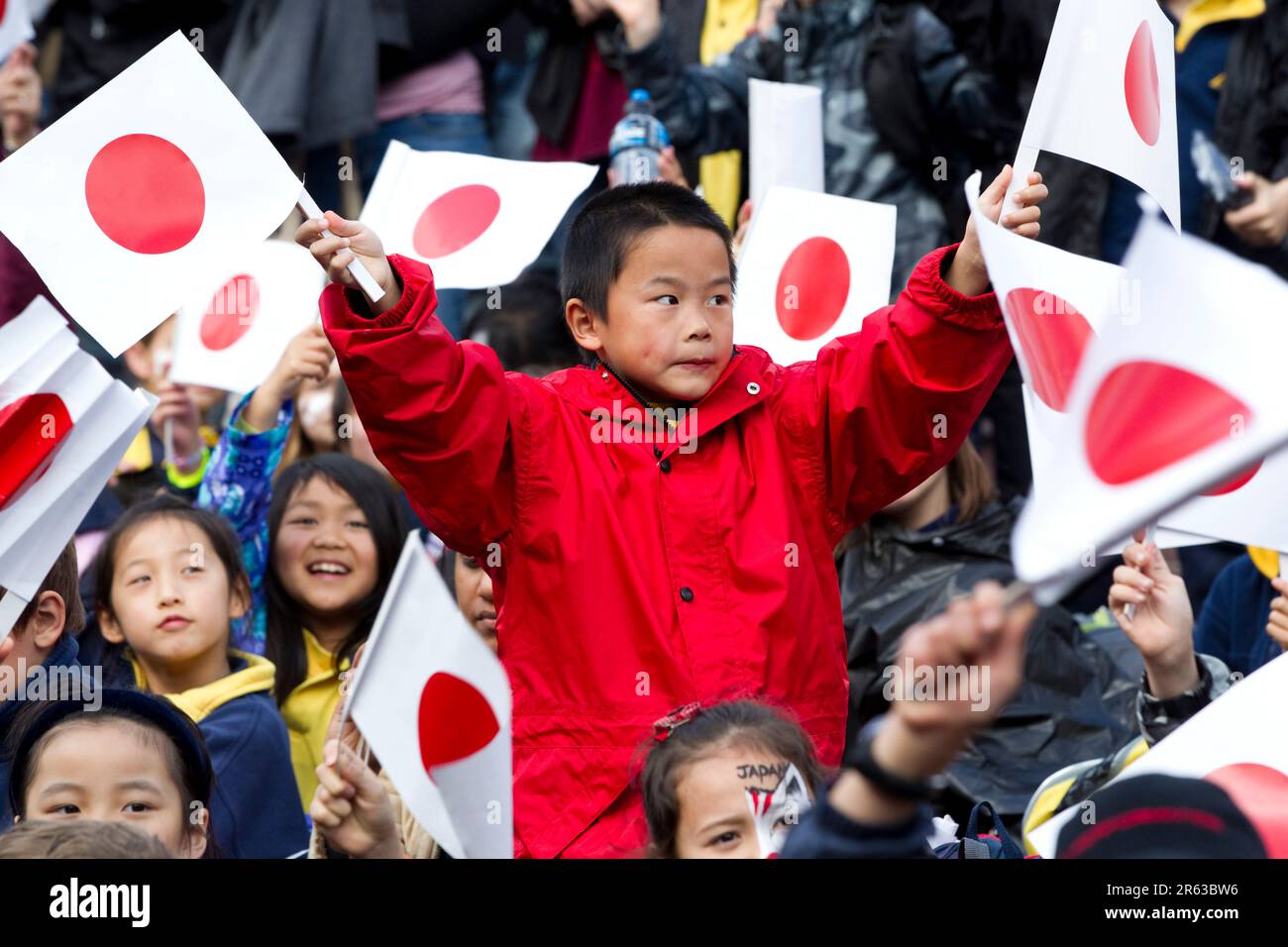 Junge Fans begrüßen das japanische Rugby-Team, während sie die erste offizielle Begrüßung der Rugby-Weltmeisterschaft erhalten: Aotea Square, Auckland, Neuseeland, Donnerstag, 01. September 2011. Stockfoto