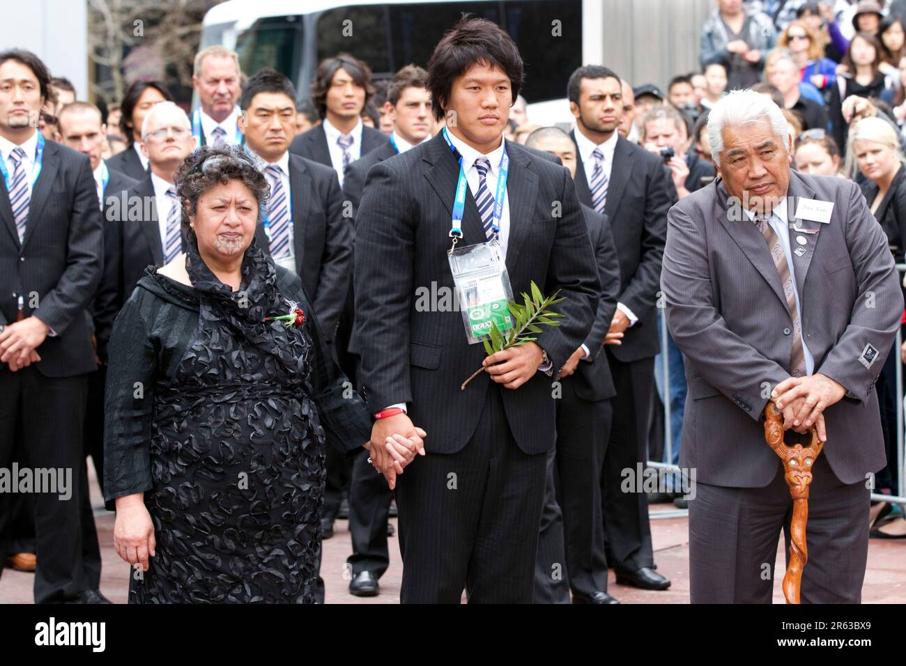 Hauptmann Takashi Kikutani vom japanischen Rugby-Team würdigt die Powhiri, eine Maori-Begrüßungszeremonie bei der ersten Rugby-Weltmeisterschaft, Aotea Square, Auckland, Neuseeland, Donnerstag, 01. September 2011. Stockfoto