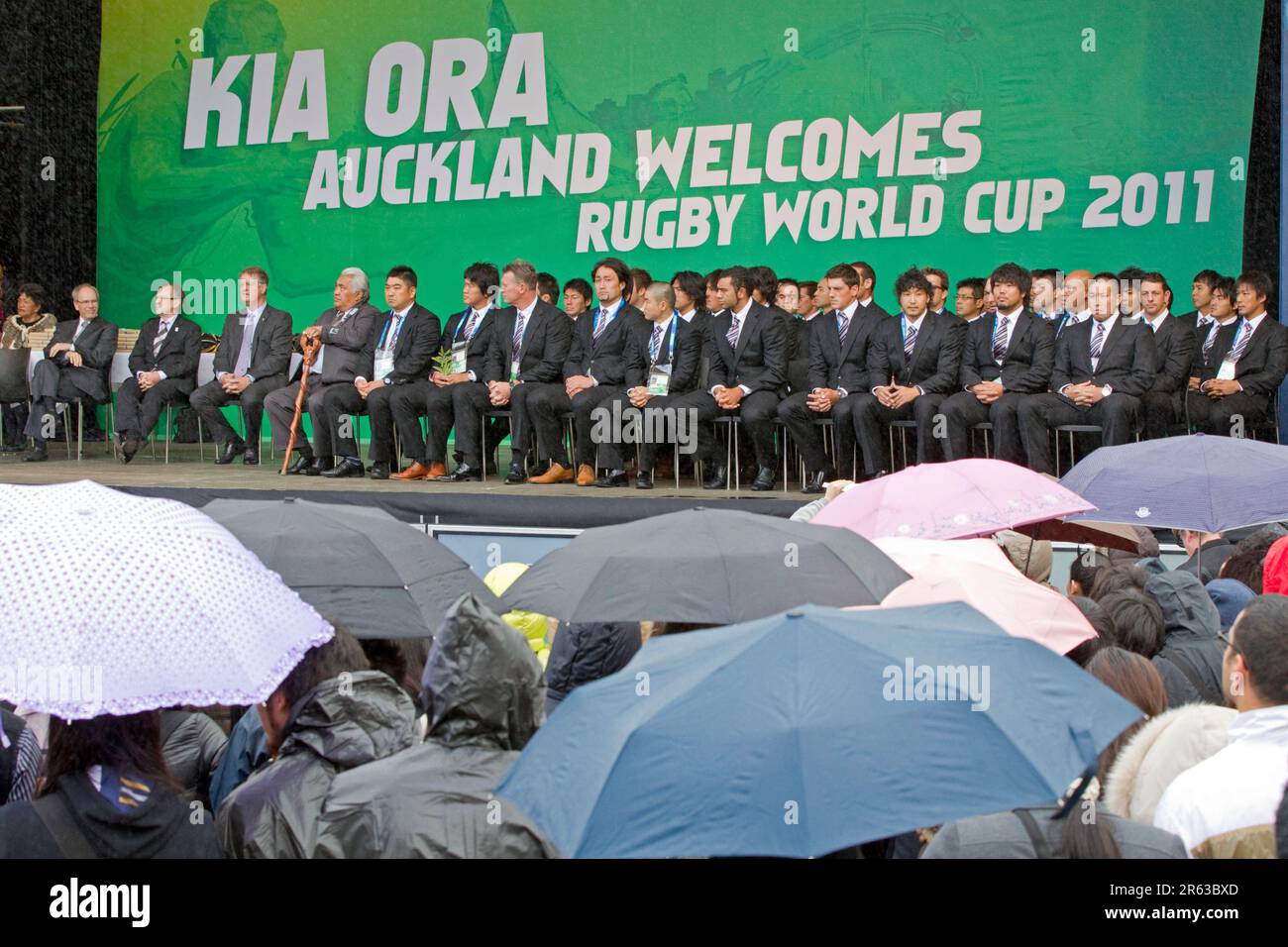 Ein kurzer Regenschauer begrüßte das japanische Rugby-Team bei der ersten offiziellen Begrüßung der Rugby-Weltmeisterschaft, Aotea Square, Auckland, Neuseeland, Donnerstag, 01. September 2011. Stockfoto