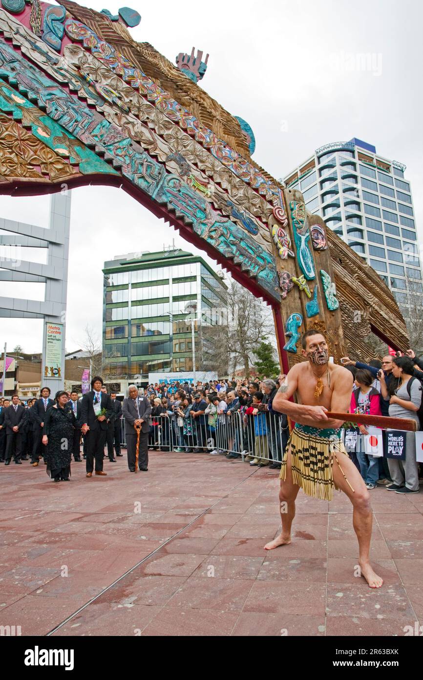 Das japanische Rugby-Team erhält eine Powhiri-Begrüßungszeremonie, eine Maori-Begrüßungszeremonie und wird zur ersten offiziellen Begrüßung der Rugby-Weltmeisterschaft geführt: Aotea Square, Auckland, Neuseeland, Donnerstag, 01. September 2011. Stockfoto