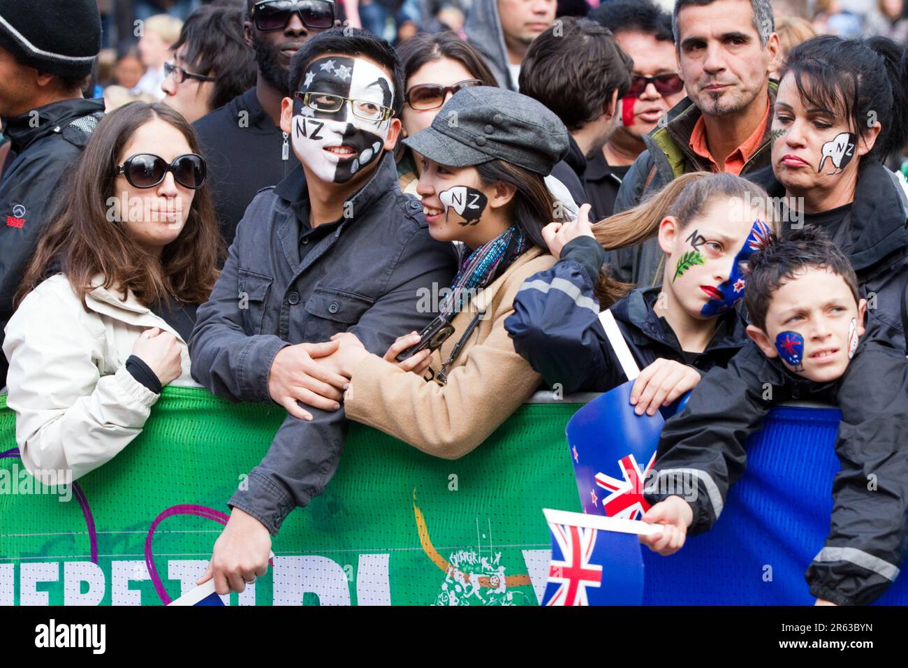 Fans mit bemalten Gesichtern warten auf die offizielle Begrüßung des neuseeländischen Rugby World Cup Teams, Aotea Square, Auckland, Neuseeland, Samstag, 03. September 2011. Stockfoto