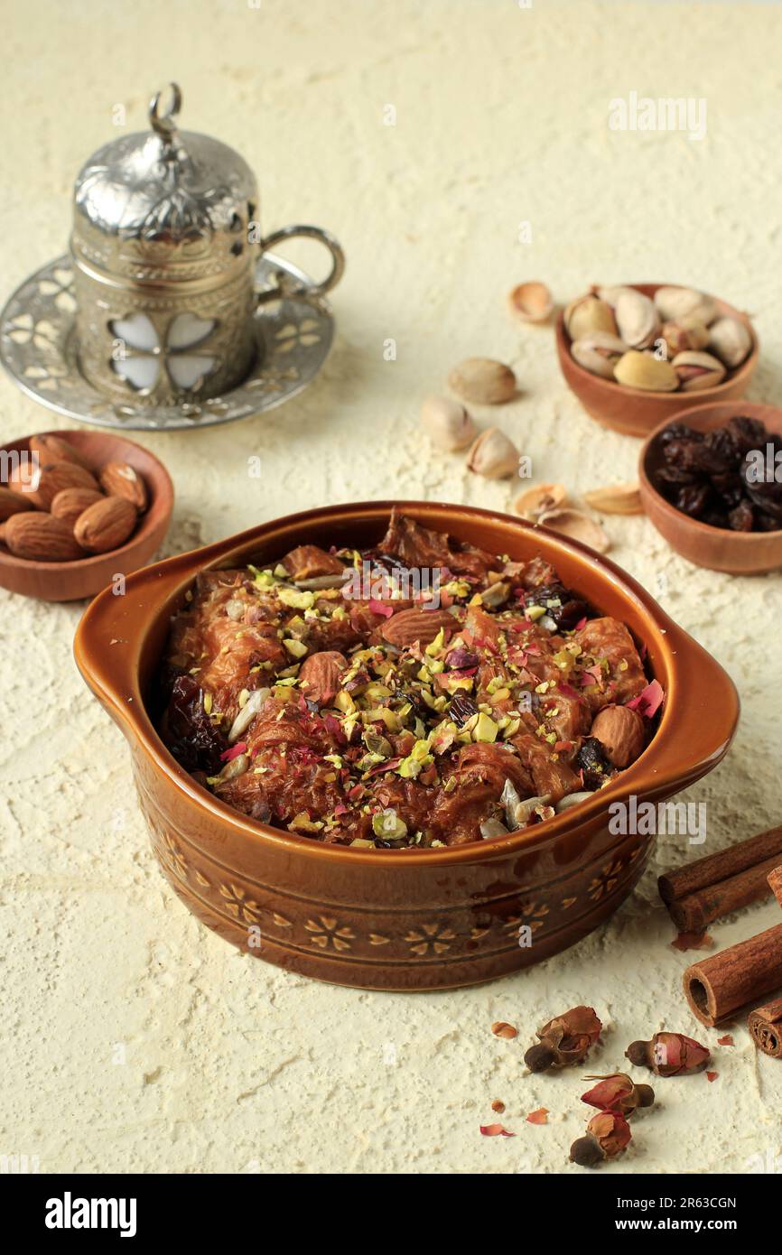 Umm Ali oder Om Ali, traditionelles ägyptisches arabisches Ramazan-Dessert aus Gebäck mit Milchcreme und Beschichtung mit Pistachio Stockfoto