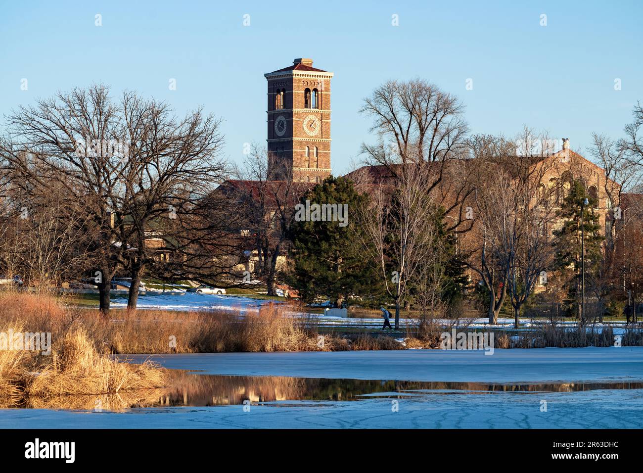 Washington Park in Denver, Colorado, im Winter mit der historischen South High School im Hintergrund. Stockfoto