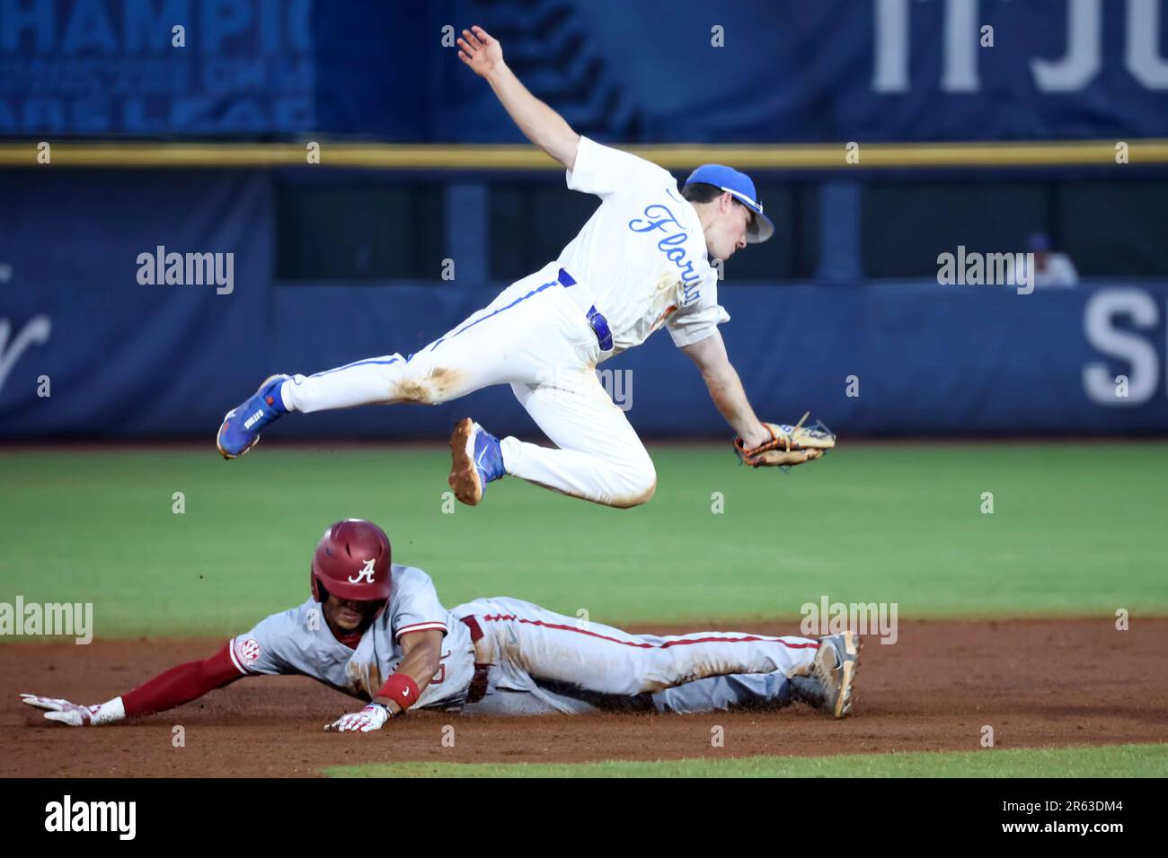 HOOVER, AL - MAY 24: Florida Gators infielder Cade Kurland (4) grabs the errant throw as Alabama Crimson Tide outfielder Andrew Pinckney (21) steals second base during the 2023 SEC Baseball Tournament game between the Alabama Crimson Tide and the Florida Gators on May 24, 2023 at Hoover Metropolitan Stadium in Hoover, Alabama. (Photo by Michael Wade/Icon Sportswire) (Icon Sportswire via AP Images) Stockfoto