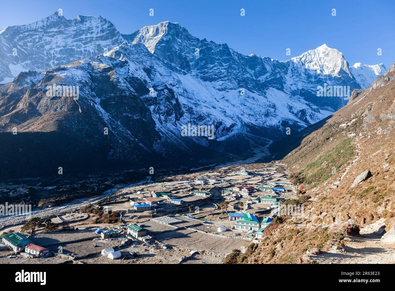 Thame Dorf an einem sonnigen Tag. Himalaya-Dorf in Nepal. Siedlung auf dem Everest Base Camp Trek. Blick vom Trail. Stockfoto