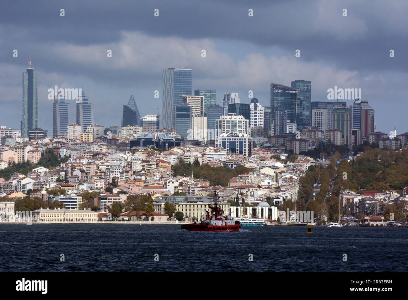 Die Wolkenkratzer und die Skyline von Levant, dem Geschäftsviertel von Istanbul auf der europäischen Seite, über dem Bosporus, Bekistas, der Türkei/Turkiye. Stockfoto