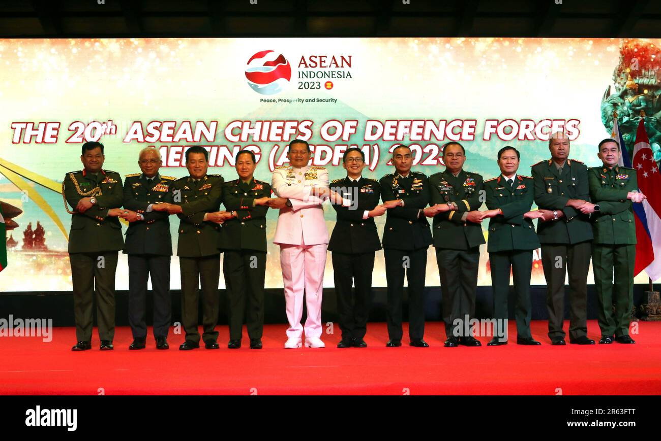 Representatives pose for photos during the Association of Southeast Asian Nations (ASEAN) Chiefs of Defense Forces meetings in Nusa Dua, Bali, Indonesia on Wednesday, June 7, 2023. From left, Brunei's Maj. Gen. Muhammad Haszaimi, Malaysia's Gen. Affendi bin Haji Buang, Cambodia's Gen. Vong Pisen, Laos' Lt. Gen. Khamlieng Outhakaisone, Indonesia's Adm. Yudo Margono, Singapore's Rear Adm. Aaron Beng, Thailand's Gen. Chalermphon Srisawasdi, Philippine Gen. Andres Centino, Vietnam's senior Lt. Gen. Nguyen Tan Cuong, East Timor's Commodore Danaciano Rosario Costa Gomes and unidentified delegation f Stockfoto